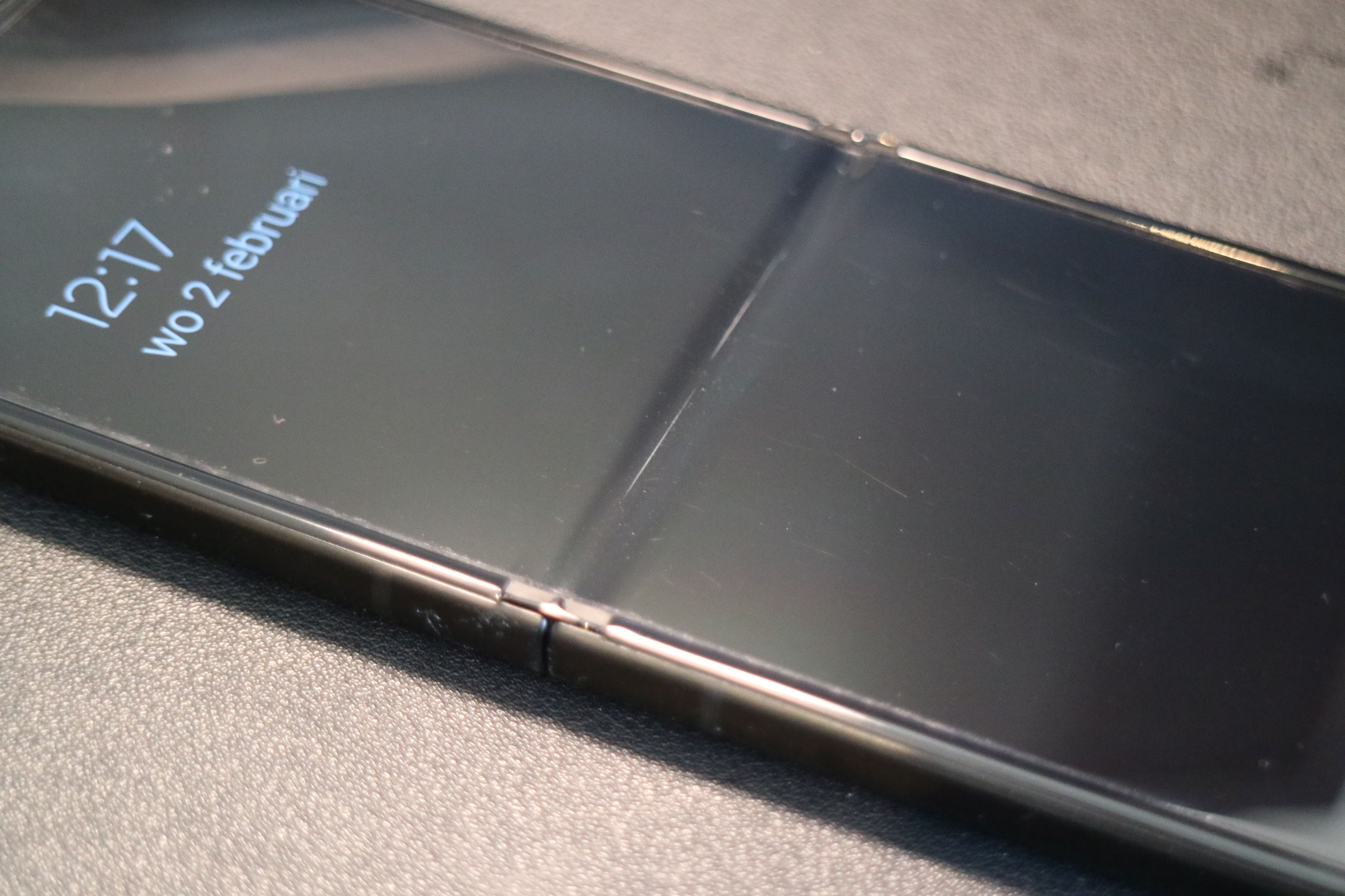 Opgelost: Gebarsten screenprotector Galaxy Z Flip3. Toestel dagen kwijt?! - Samsung Community