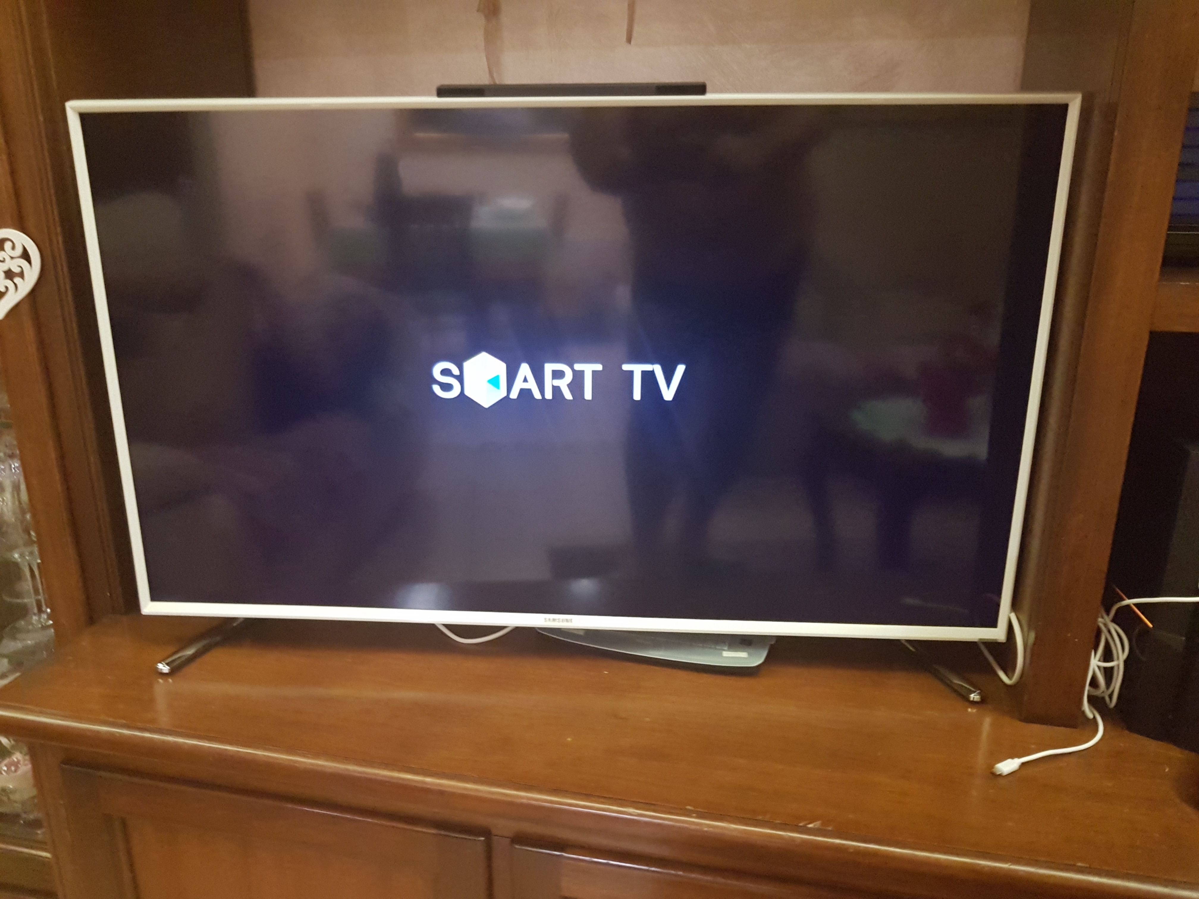 Sullo schermo rimane fissa la scritta Smart TV - Samsung Community