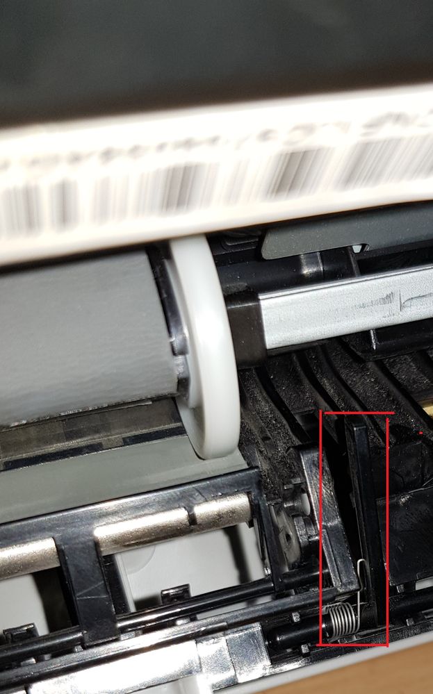 De rechthoek omlijnt het mechanisme dat ervoor zorgt (zodra naar achteren gedrukt) dat de printer een "papierlade" heeft.