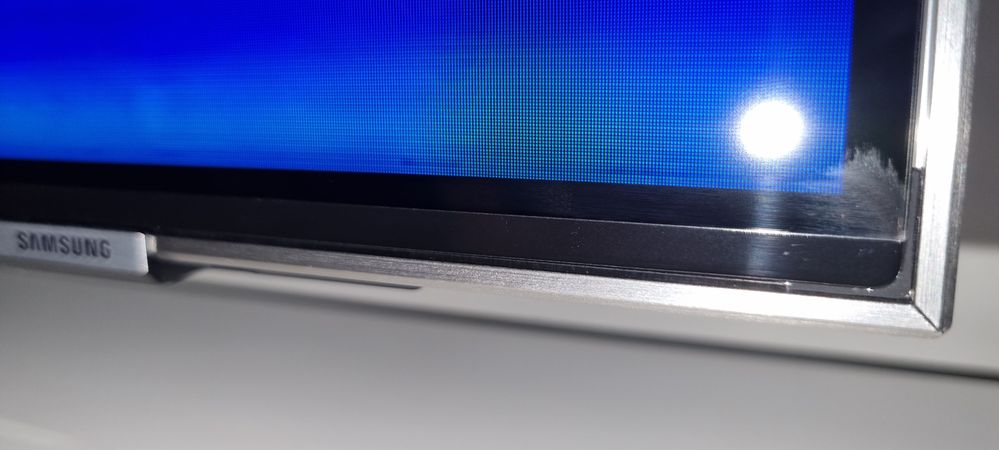 Neo QLED QE55QN85BAT pellicola inferiore bordo schermo da rimuovere? -  Samsung Community