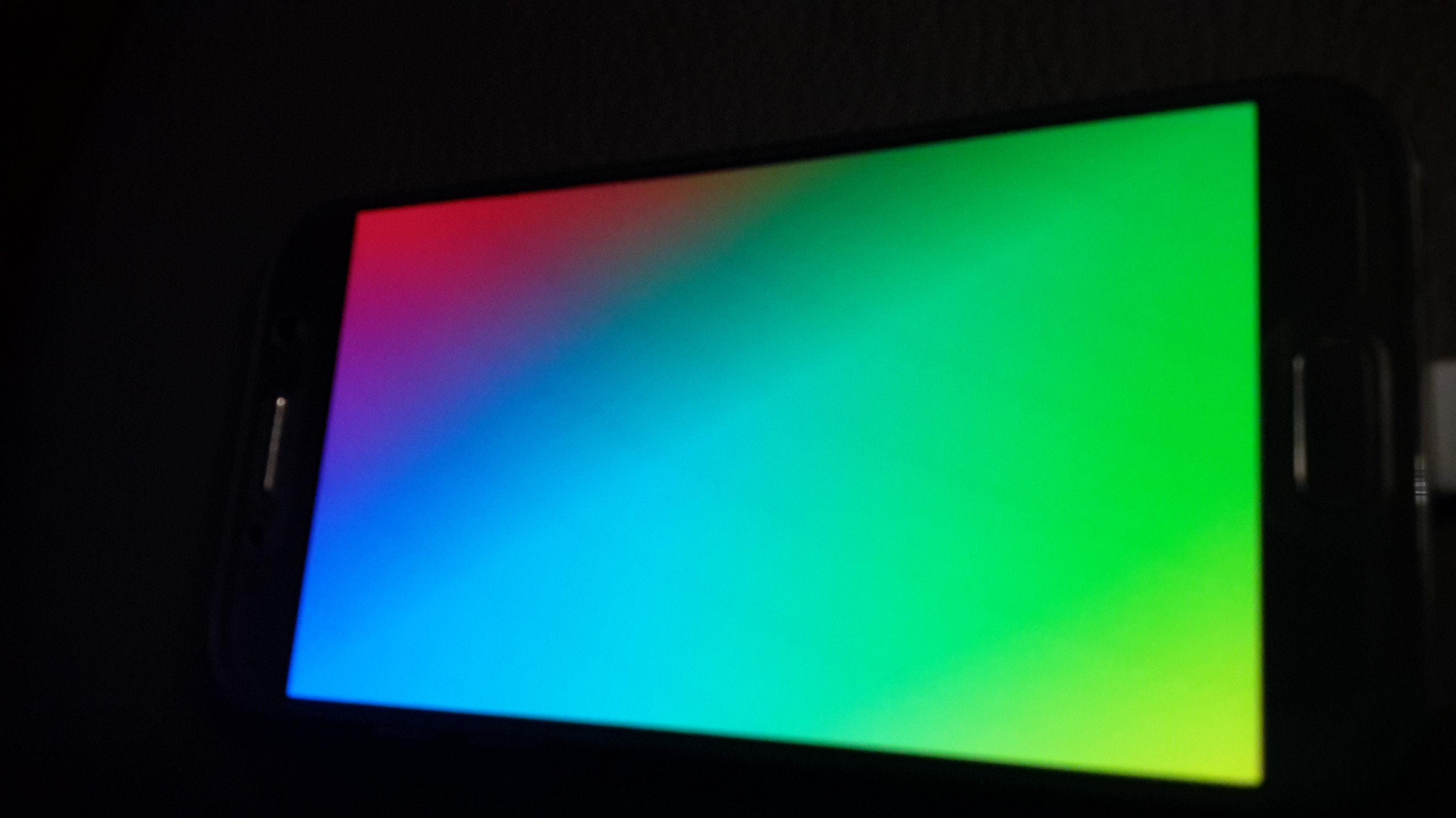 Résolu : Écran de veille en chage devient vert.rouge et bleu - Samsung  Community