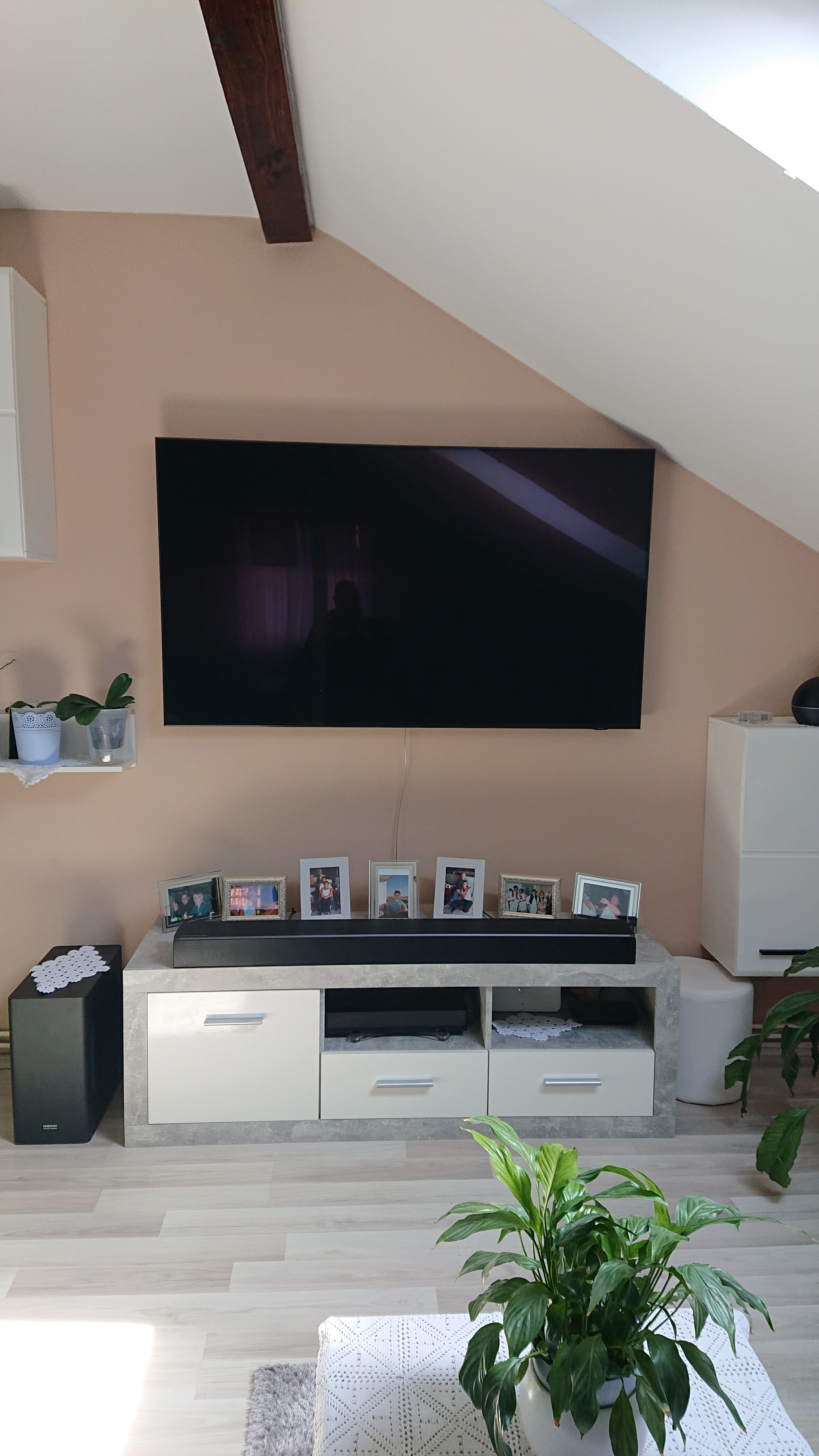 What is going on with eARC update for the soundbar HWQ90R? Page 33