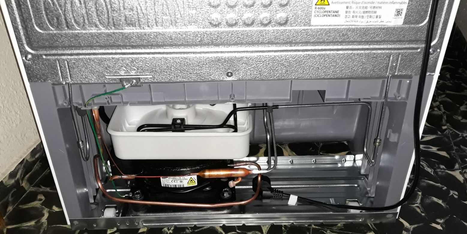 Solucionado: Frigorífico RB33J3215WW no trae la tapa plástica cubriendo la  zona del compresor - Samsung Community