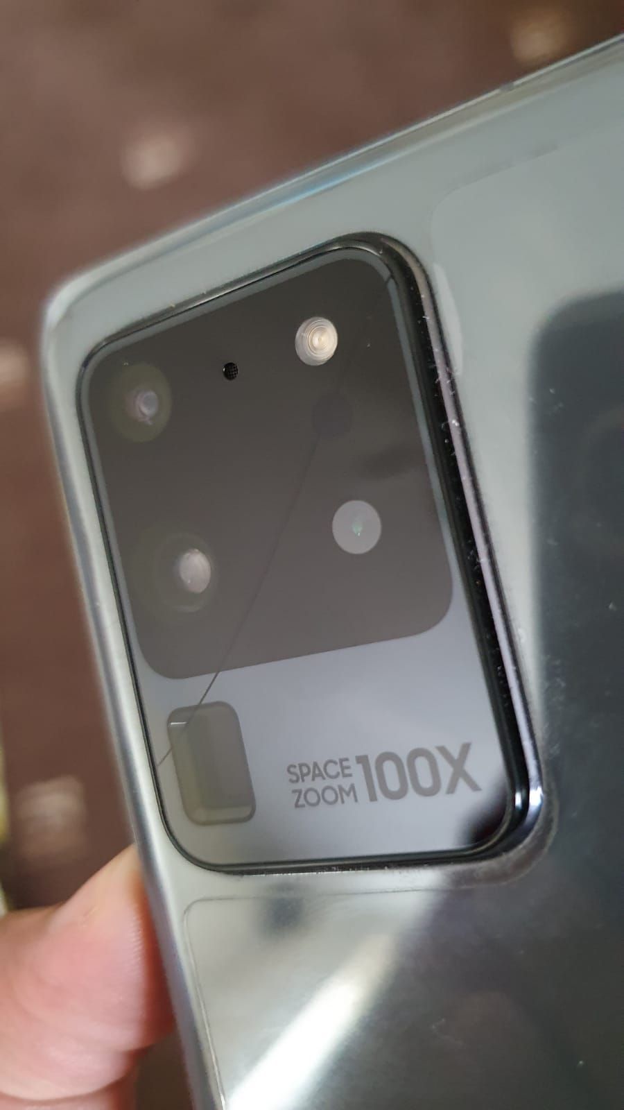 Samsung Galaxy S20 Ultra : des utilisateurs se plaignent de fissures sur la  caméra
