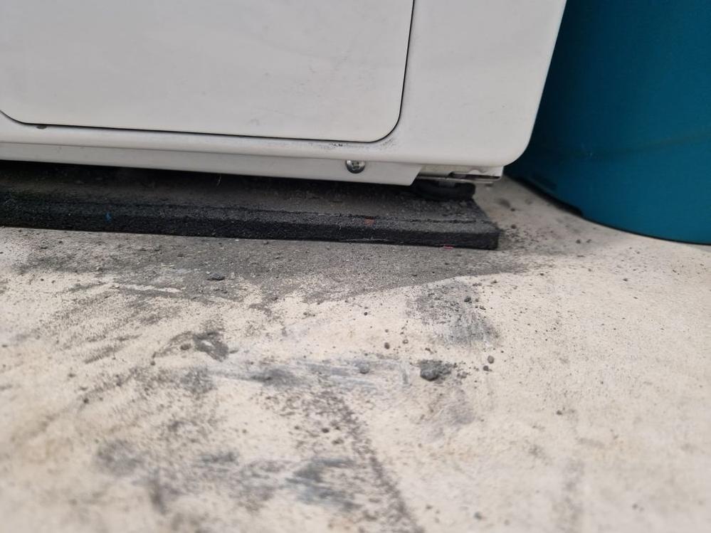 Opgelost Wasmachine maakt veel lawaai en grijs gruis bij de stelpoten Samsung Community
