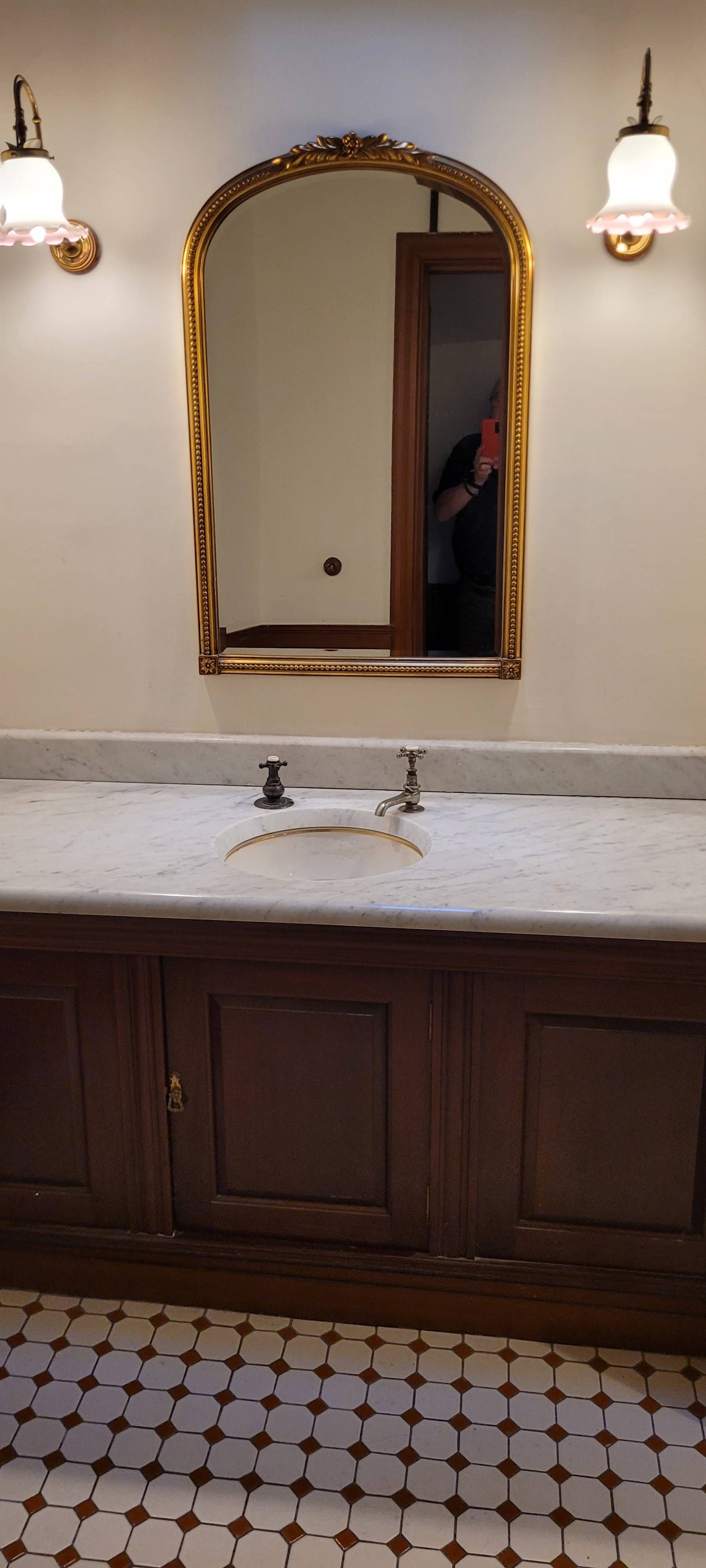 Queen Victoria toilet - Samsung Community