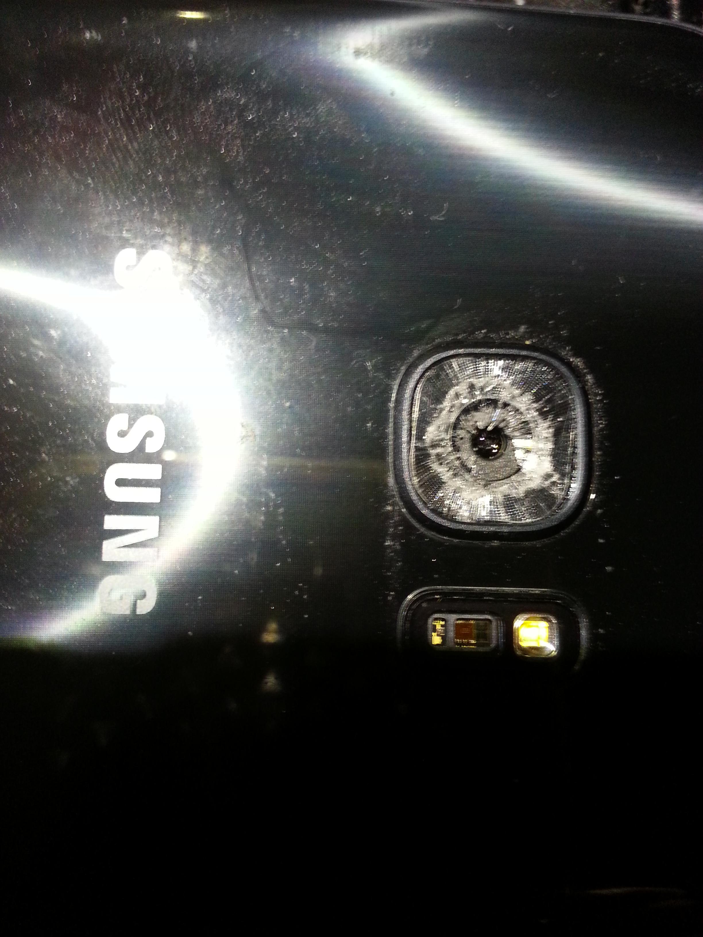 Rotura espontanea del cristal de la cámara trasera - Samsung Community