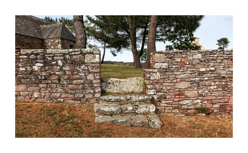 Entrée de la chapelle de Sainte-Barbe commune de plouézec