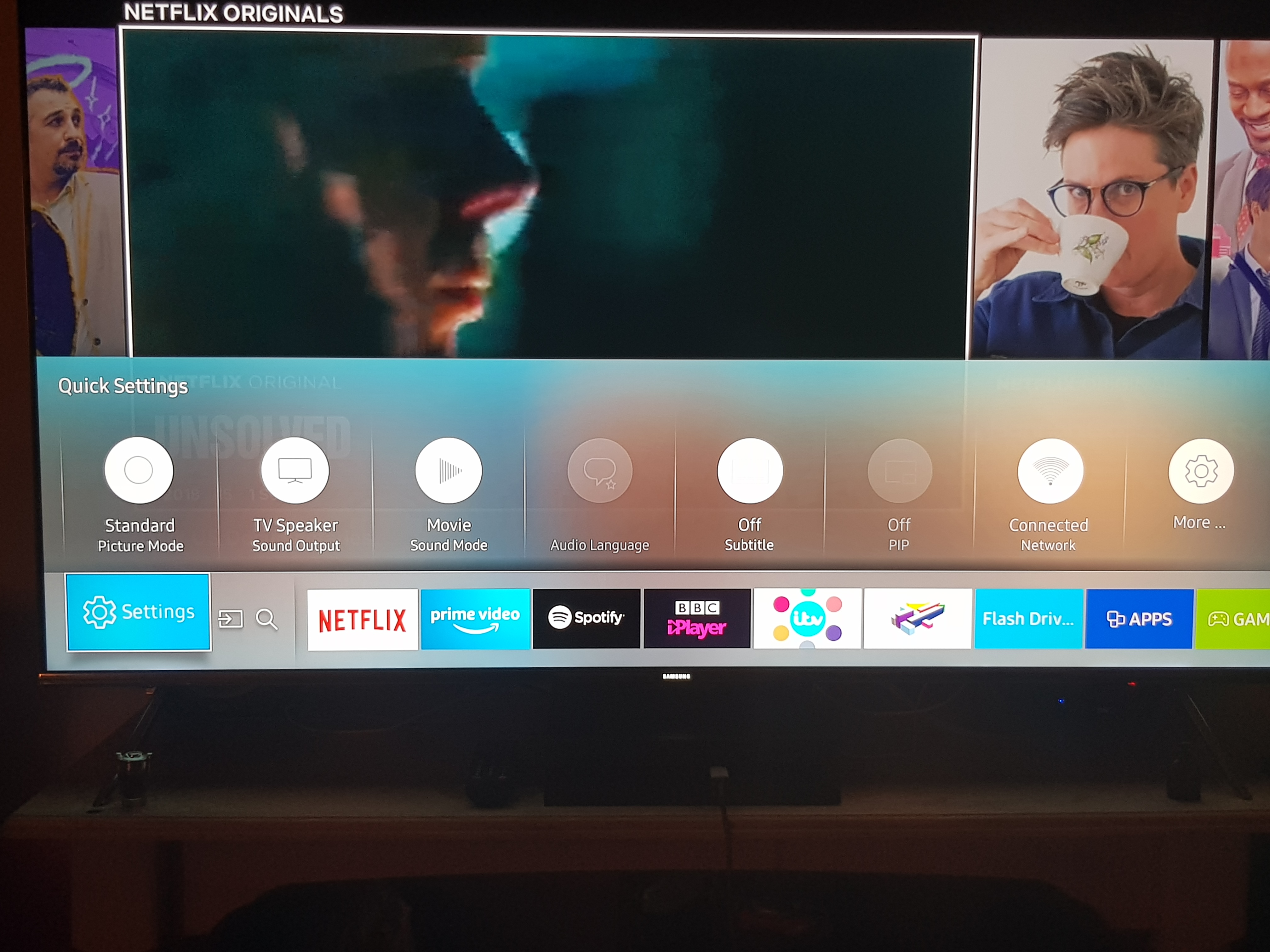 Смарт тв ютуб ошибка. Samsung Smart TV Plus. Телевизор самсунг с ютубом. ТВ плюс на телевизор самсунг. Pip телевизор самсунг.