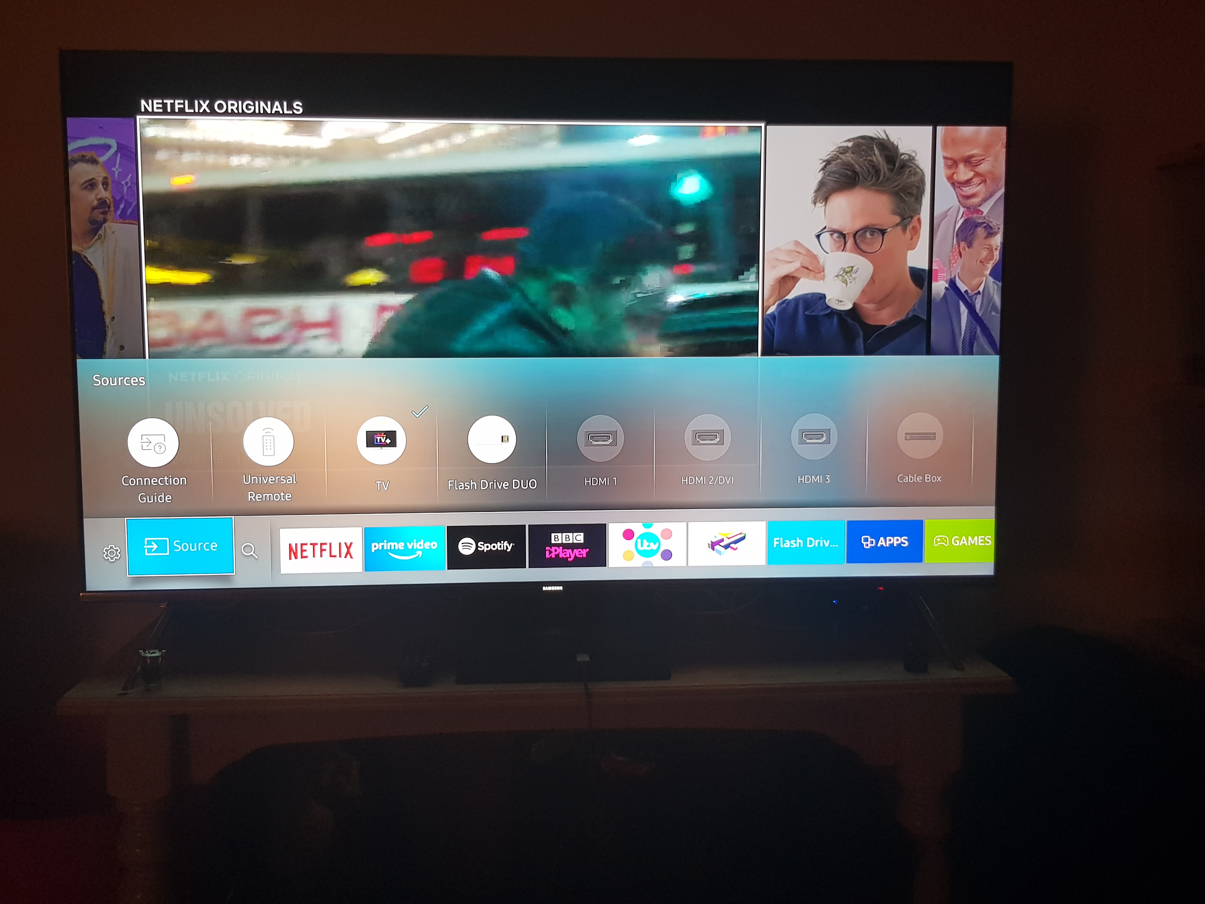 Lg tv plus андроид. Samsung Smart TV Plus. Меню телевизора самсунг source. Samsung Smart TV источник. Телевизор самсунг со смарт ТВ темный экран.