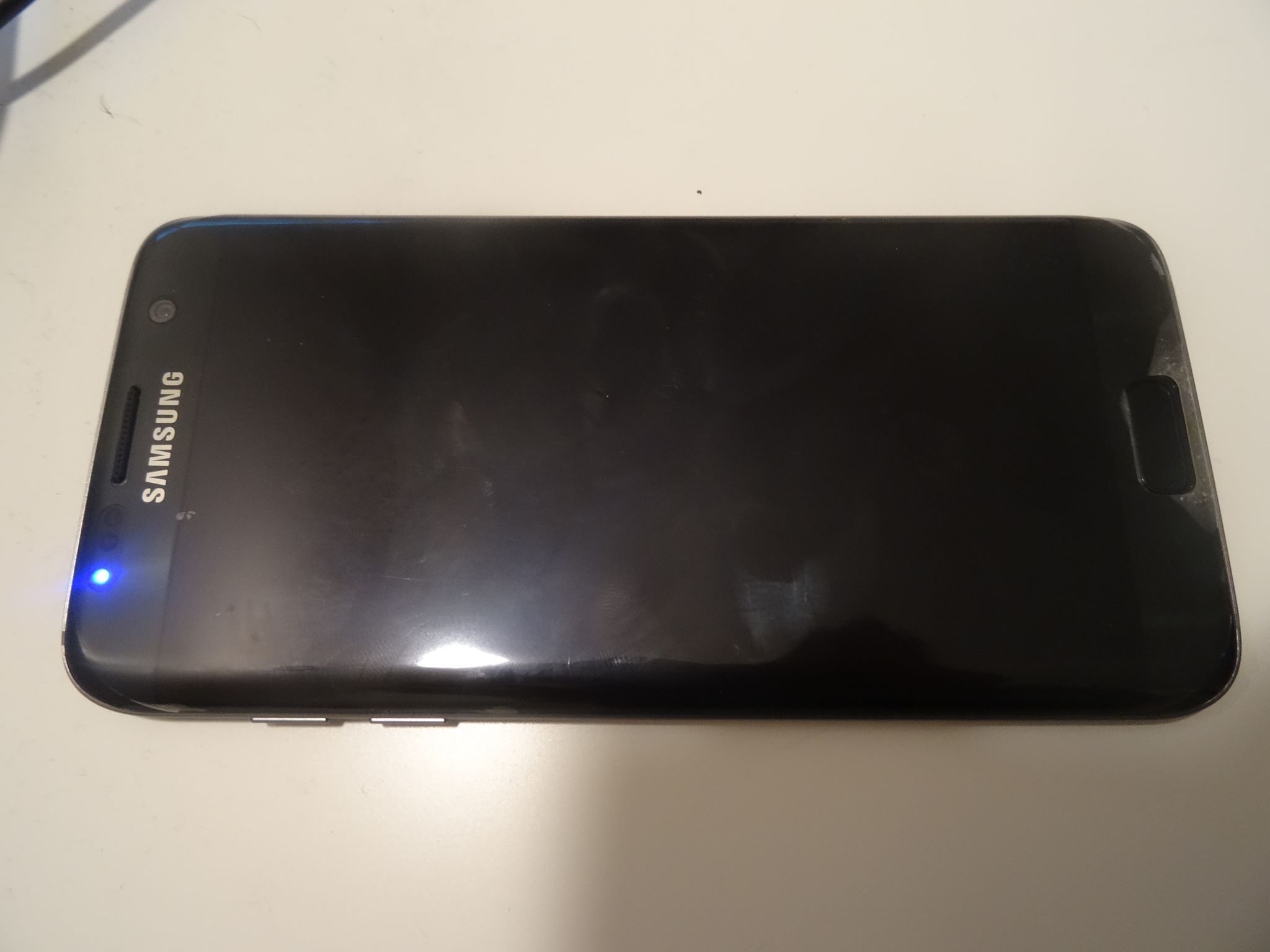 Résolu : Redémarrage seul = écran noir + LED bleu sur S7 Edge - Samsung  Community