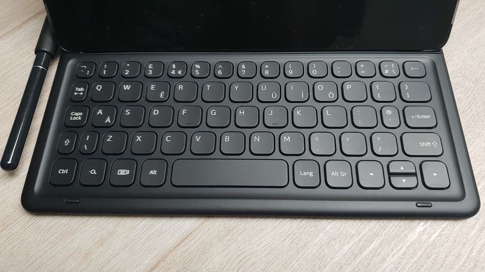 Detail klávesnice - pro češtinu a výměnu y/z jsem doinstaloval aplikaci  External Keyboard Helper Pro