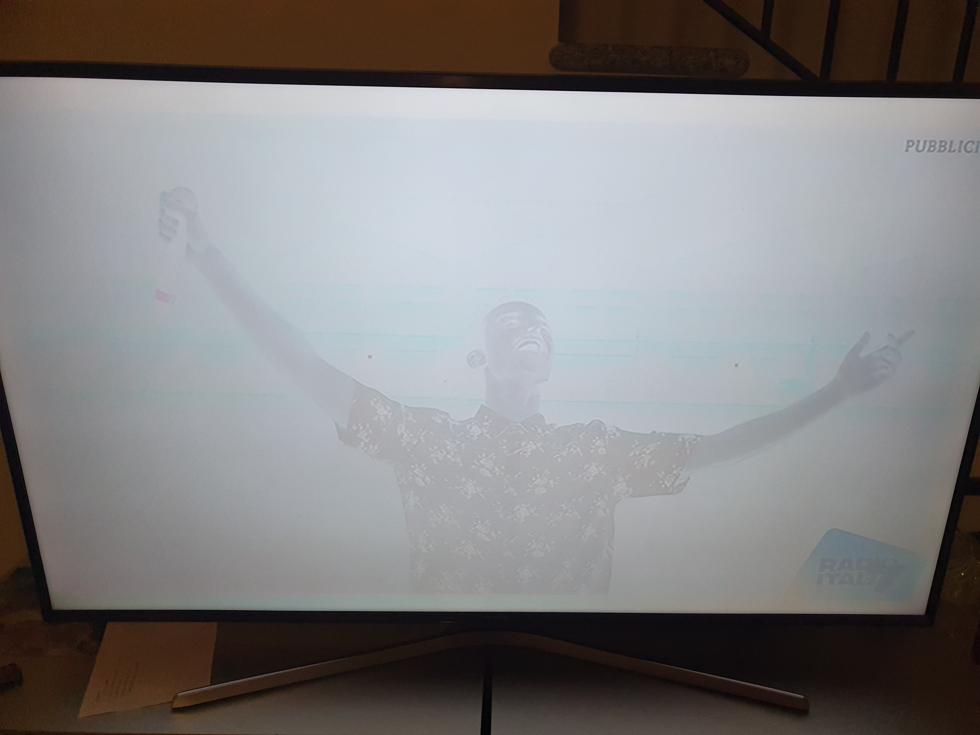 schermo bianco e l'immagine si vede in sottofondo come se fosse un negativo  - Samsung Community