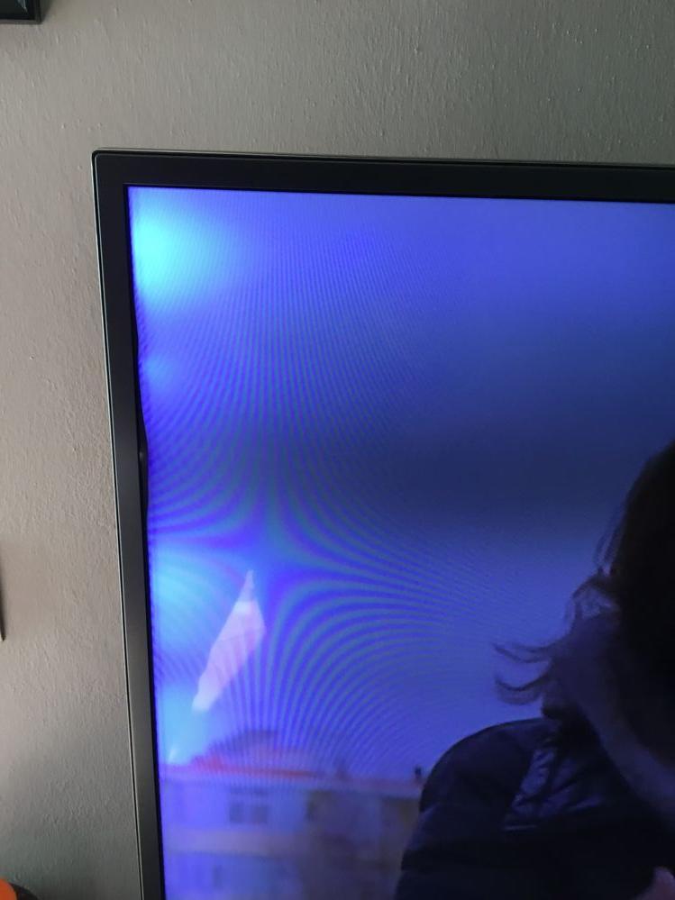 Problemi di macchie ai lati dello schermo 55” curvo con alone scuro in  orizzontale - Samsung Community