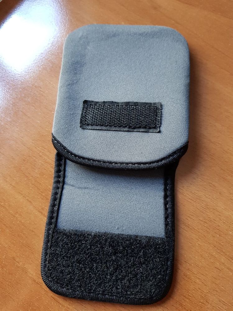 Il teleono lo metto qui dentro, la parte inferiore che rimane scoperta è quella del tasto home. Nella parte superiore va la parte del sensore e della fotocamera